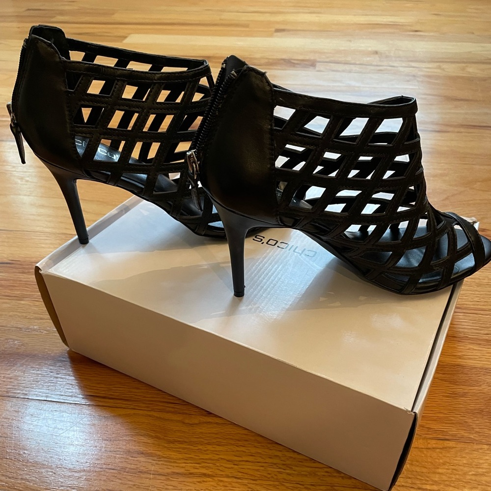 NIB Chico’s black Sandal with Functional back zipper, size 9.